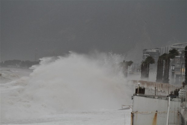 Foto - 'Kırmızı kodlu' uyarının ardından Konyaaltı Sahili'nde görüntü değişti!