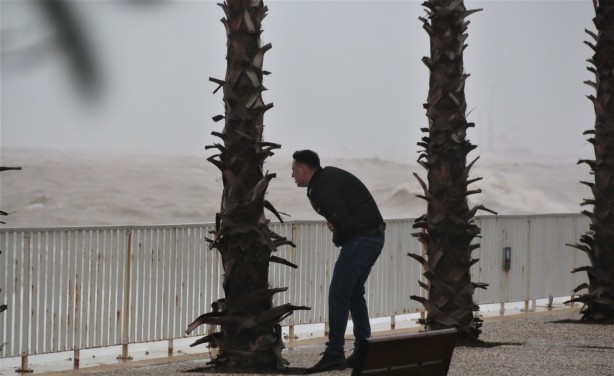 Foto - 'Kırmızı kodlu' uyarının ardından Konyaaltı Sahili'nde görüntü değişti!