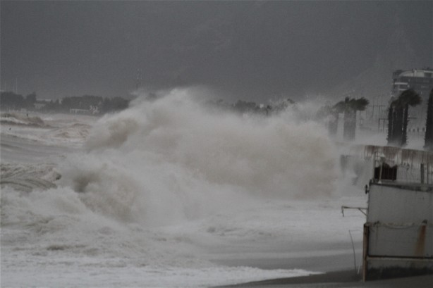 Foto - 'Kırmızı kodlu' uyarının ardından Konyaaltı Sahili'nde görüntü değişti!