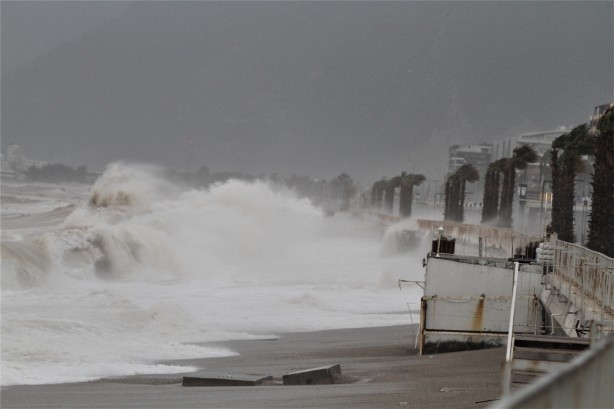 Foto - 'Kırmızı kodlu' uyarının ardından Konyaaltı Sahili'nde görüntü değişti!