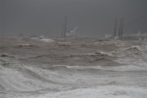 Foto - 'Kırmızı kodlu' uyarının ardından Konyaaltı Sahili'nde görüntü değişti!
