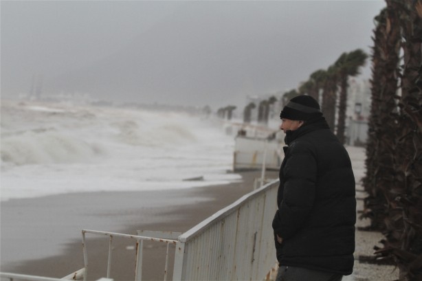 Foto - 'Kırmızı kodlu' uyarının ardından Konyaaltı Sahili'nde görüntü değişti!