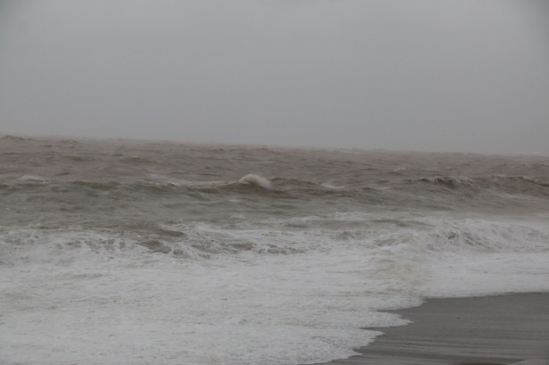 Foto - 'Kırmızı kodlu' uyarının ardından Konyaaltı Sahili'nde görüntü değişti!