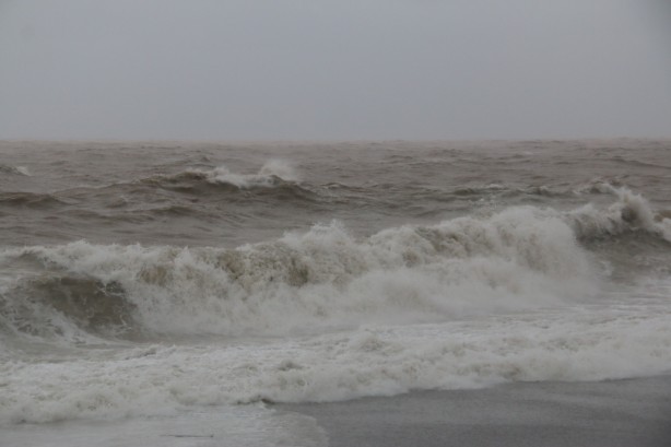 Foto - 'Kırmızı kodlu' uyarının ardından Konyaaltı Sahili'nde görüntü değişti!