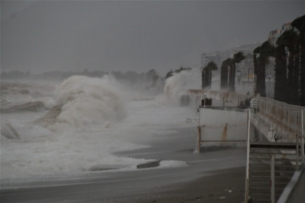 Foto - 'Kırmızı kodlu' uyarının ardından Konyaaltı Sahili'nde görüntü değişti!
