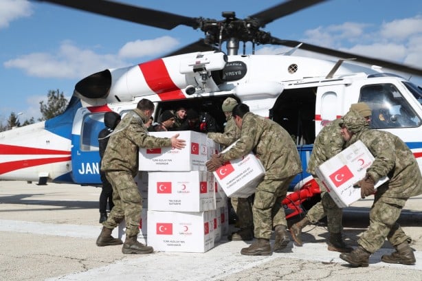 Foto - Kırsal kesimlere helikopterlerle yardım ulaştırılıyor