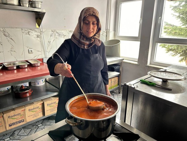 Foto - Kış aylarının vazgeçilmezi! Bu çorba şifa deposu! İçilmiyor yutuluyor!