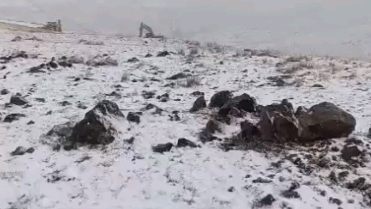 Kış erken geldi! Başkale’ye mevsimin ilk karı düştü