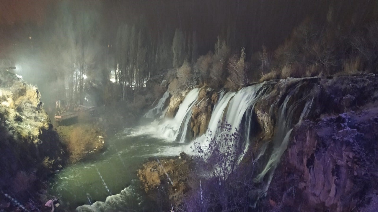 Foto - Kış güzelliği! Muradiye Şelalesi beyaz gelinliğini giydi