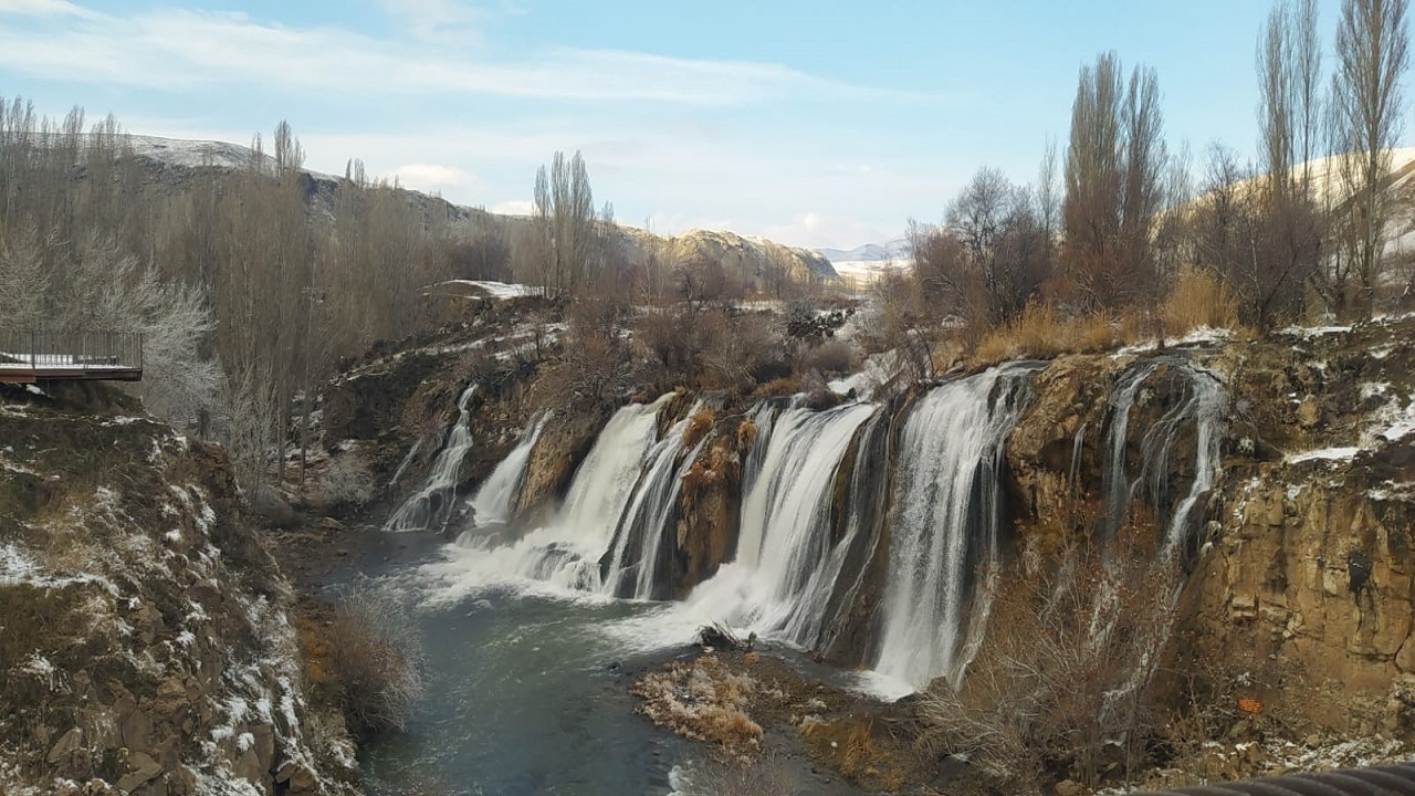 Foto - Kış güzelliği! Muradiye Şelalesi beyaz gelinliğini giydi
