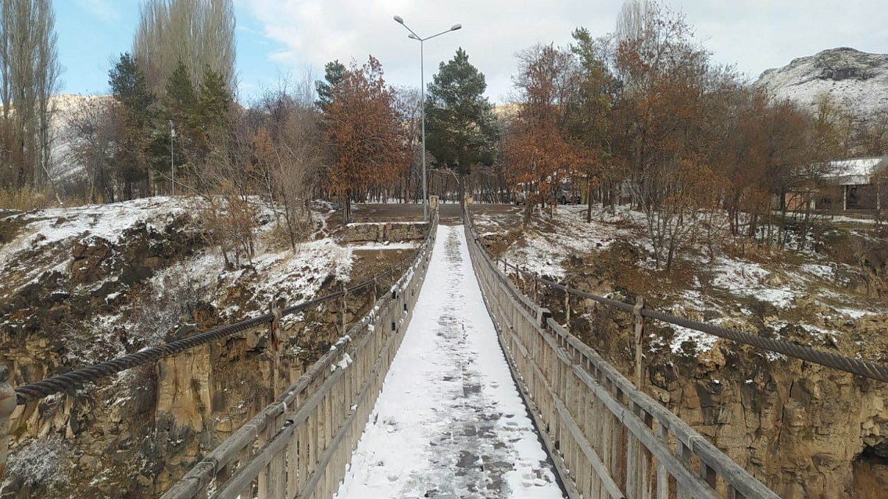 Foto - Kış güzelliği! Muradiye Şelalesi beyaz gelinliğini giydi