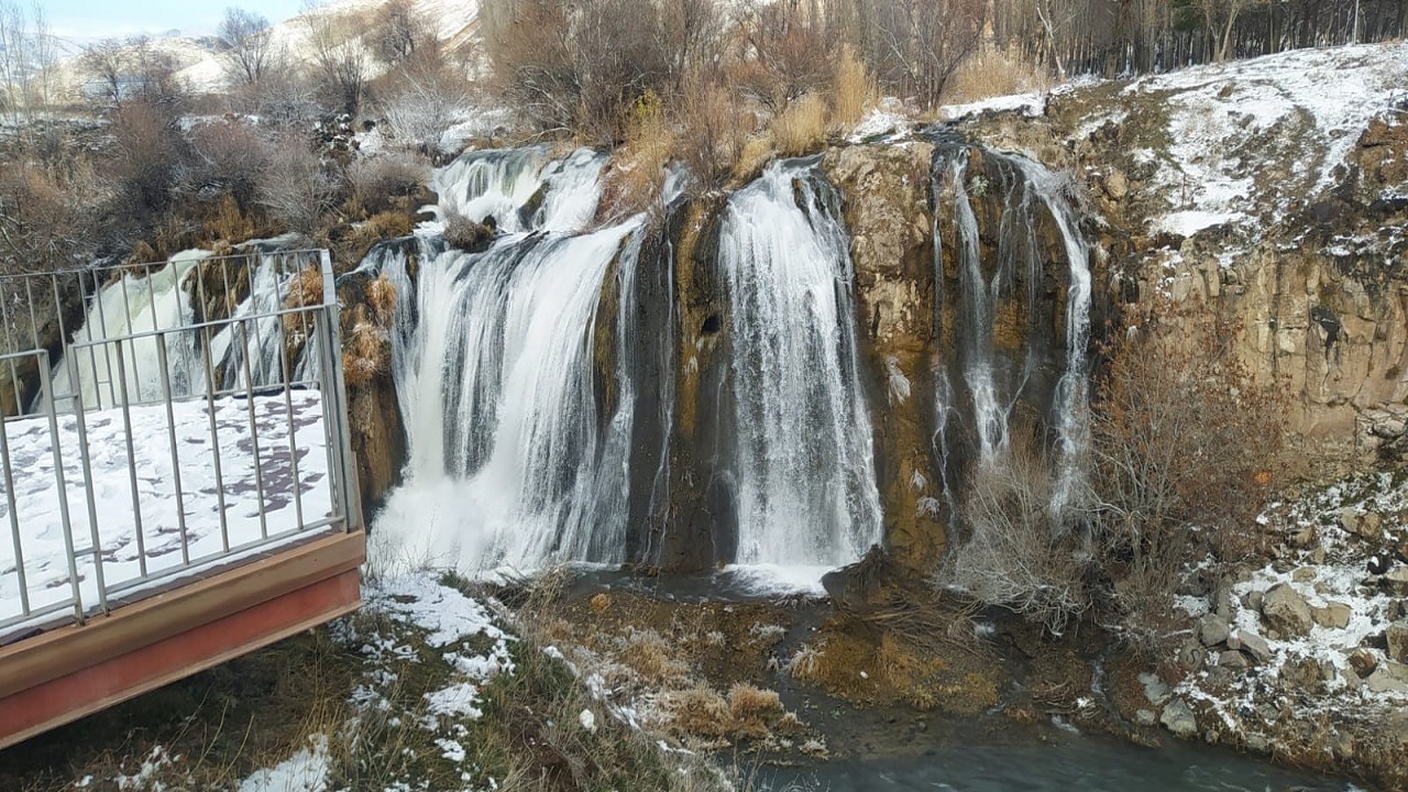 Kış güzelliği! Muradiye Şelalesi beyaz gelinliğini giydi
