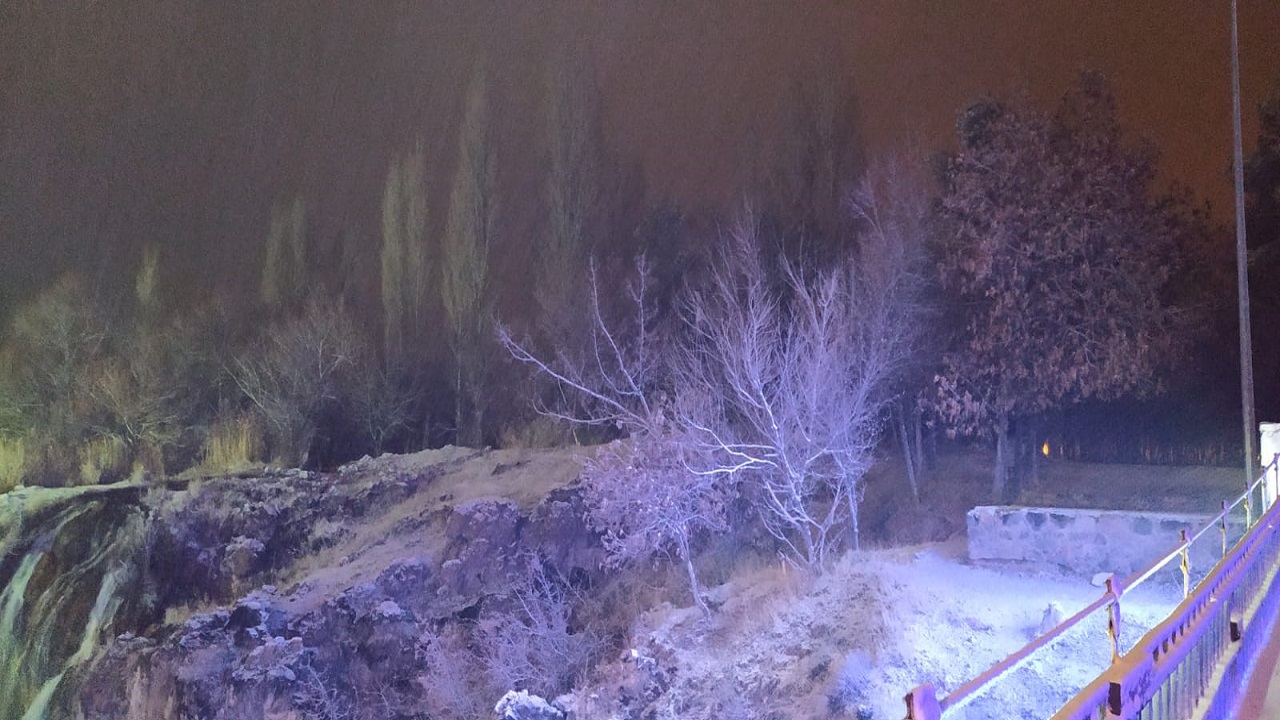 Foto - Kış güzelliği! Muradiye Şelalesi beyaz gelinliğini giydi