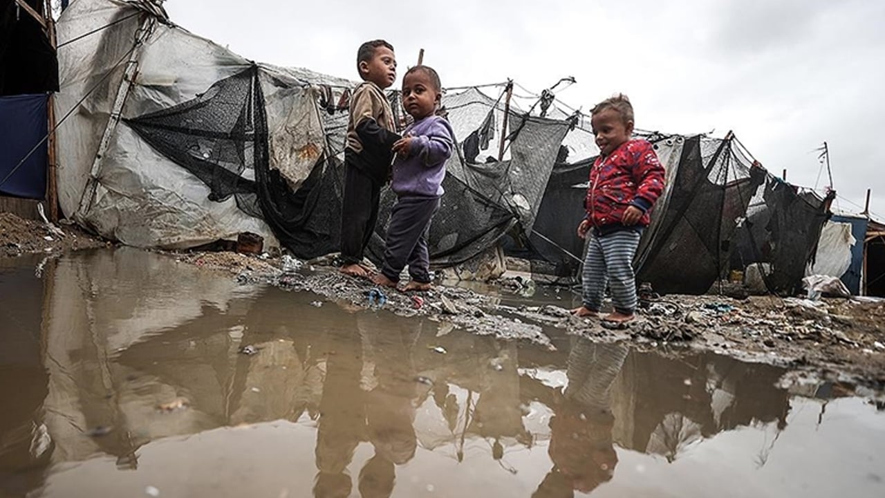 Kış koşulları hayati tehlike! UNICEF: Gazze’de çocuklar yatak olmadan çadırlarda uyuyor
