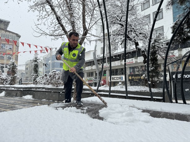 Foto - Kış o bölgelerde kendisini fazlasıyla hissettiriyor! 393 yerleşim birimine ulaşım sağlanamıyor!