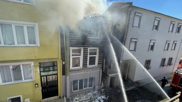 Foto - Kısa sürede tüm binayı sardı! Korku dolu anlar