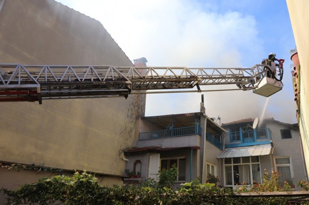 Foto - Kısa sürede tüm binayı sardı! Korku dolu anlar