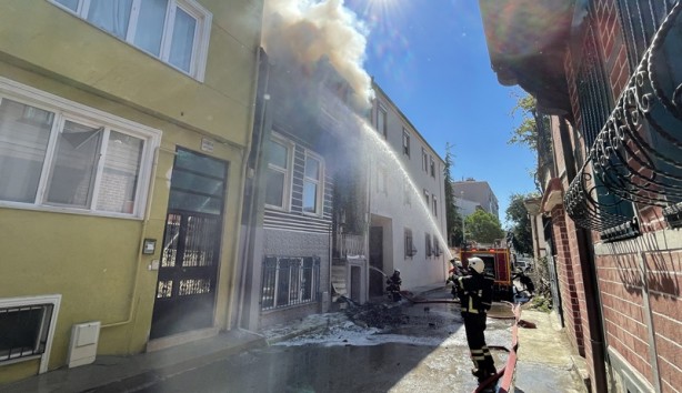 Kısa sürede tüm binayı sardı! Korku dolu anlar