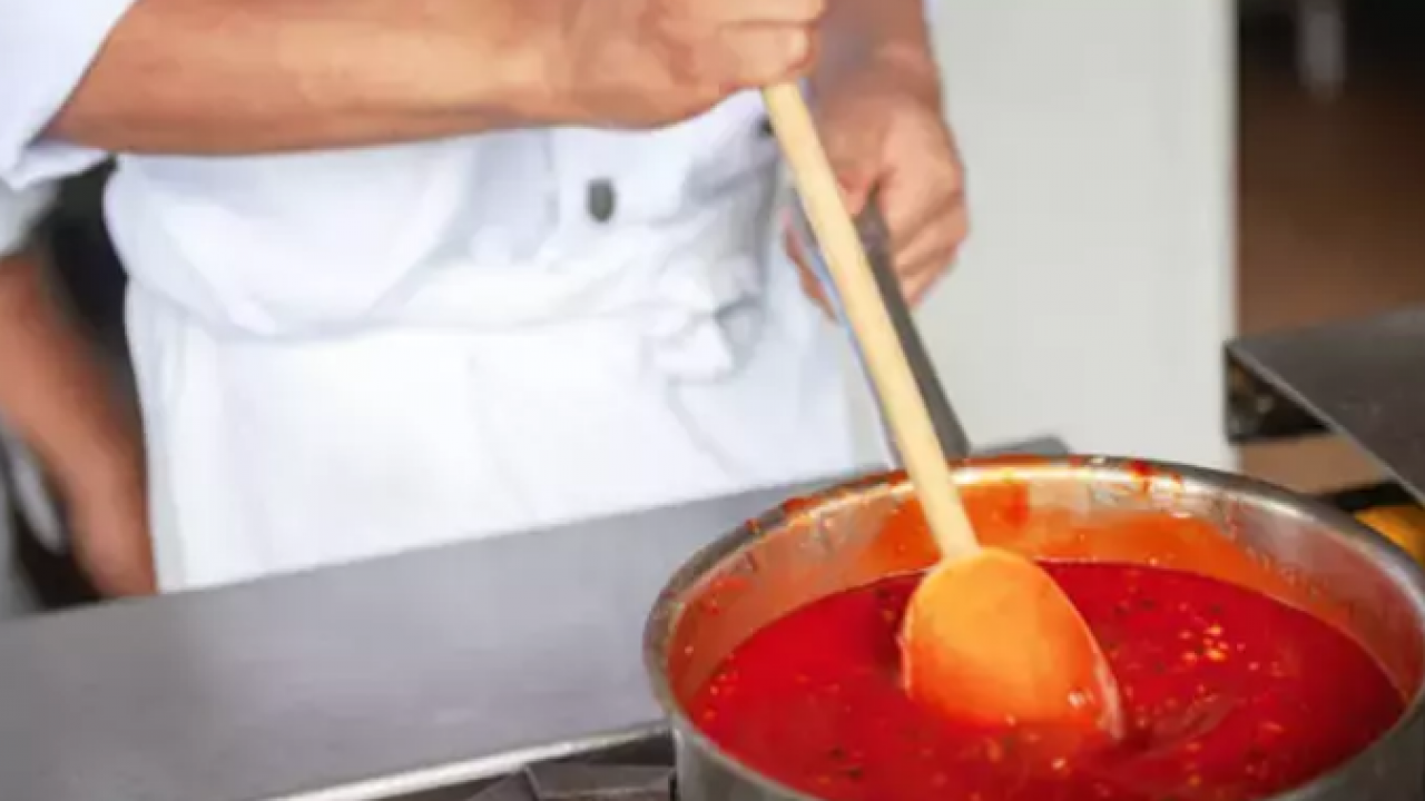  Kahvaltılık ve ana yemeklik domates sos Az sulu, kıpkırmızı domates sosu için püf noktalar! 