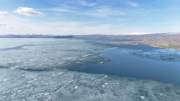 Foto - Kışın atlı kızak gezintisi yapılan Çıldır Gölü’nde buzlar eriyor! O anlar dronla görüntülendi!