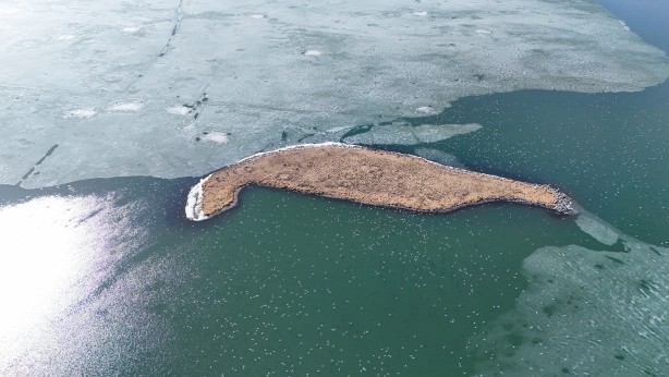 Foto - Kışın atlı kızak gezintisi yapılan Çıldır Gölü’nde buzlar eriyor! O anlar dronla görüntülendi!