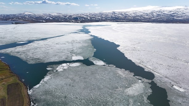 Foto - Kışın atlı kızak gezintisi yapılan Çıldır Gölü’nde buzlar eriyor! O anlar dronla görüntülendi!