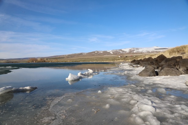 Foto - Kışın atlı kızak gezintisi yapılan Çıldır Gölü’nde buzlar eriyor! O anlar dronla görüntülendi!
