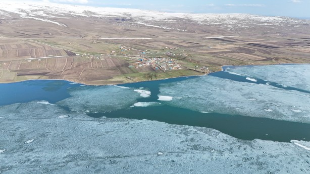 Foto - Kışın atlı kızak gezintisi yapılan Çıldır Gölü’nde buzlar eriyor! O anlar dronla görüntülendi!
