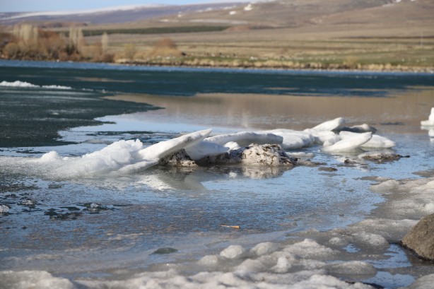 Foto - Kışın atlı kızak gezintisi yapılan Çıldır Gölü’nde buzlar eriyor! O anlar dronla görüntülendi!