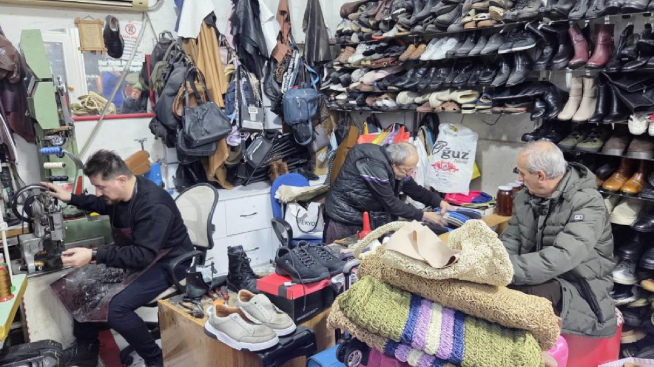 Kışın gelmesi ayakkabı tamircilerine yaradı