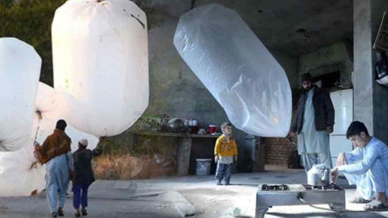 Kışın hazırlıklara başlayan Pakistan halkı: Poşet poşet doğal gaz taşıyorlar... Metreküp değil, plastik poşet