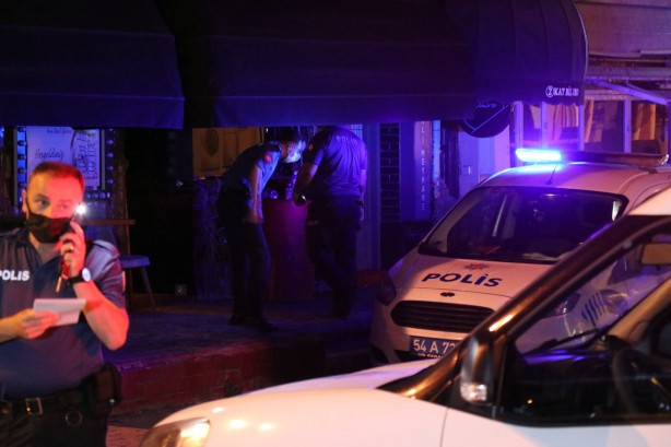 Foto - Kısıtlamada, alkollü mekanda eğlenirken yakalandılar!