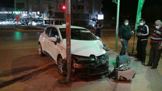 Foto - Kısıtlamada çekici ile otomobil boş yolda çarpıştı
