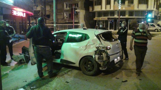 Foto - Kısıtlamada çekici ile otomobil boş yolda çarpıştı