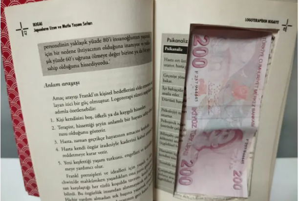 Foto - Kitabın içine kurdukları düzenek şaşkına çevirdi! İçini oyup bakın ne saklamışlar! Hemen söyleyelim, uyuşturucu ve kopya değil