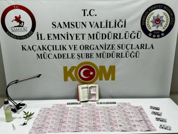 Foto - Kitabın içine kurdukları düzenek şaşkına çevirdi! İçini oyup bakın ne saklamışlar! Hemen söyleyelim, uyuşturucu ve kopya değil