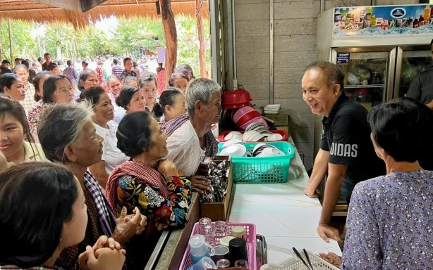 Foto - 'Kıyamet kapıda' dedi, binlerce insan evini bastı! Sırtındaki kara delik bakın neyi simgeliyormuş