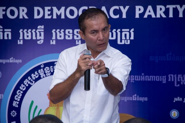 Foto - 'Kıyamet kapıda' dedi, binlerce insan evini bastı! Sırtındaki kara delik bakın neyi simgeliyormuş