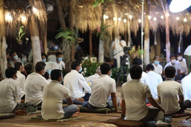 Foto - 'Kıyamet kapıda' dedi, binlerce insan evini bastı! Sırtındaki kara delik bakın neyi simgeliyormuş