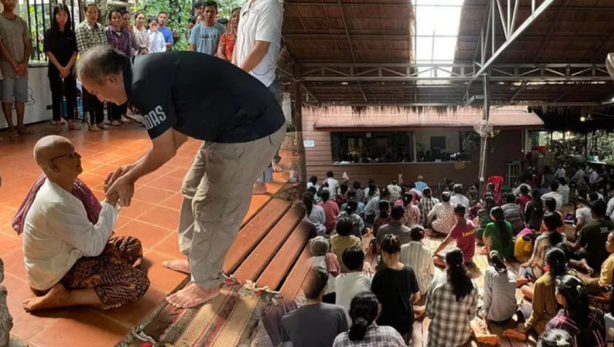 'Kıyamet kapıda' dedi, binlerce insan evini bastı! Sırtındaki kara delik bakın neyi simgeliyormuş