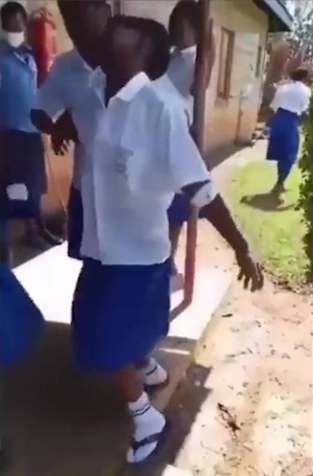 Foto - Kız lisesinde 95 öğrenci bir anda felç oldu! Sebebi herkesi şok etti