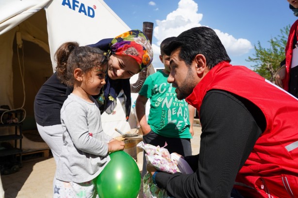 Kızılay Bayramda ve 23 Nisan’da depremzede çocukları sevindirecek