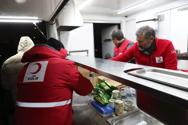 Foto - Kızılay’ın sevk ettiği 10 bin kişilik çadırlar kurulmaya başlandı