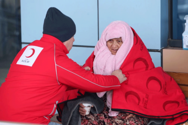 Kızılay’ın sevk ettiği 10 bin kişilik çadırlar kurulmaya başlandı