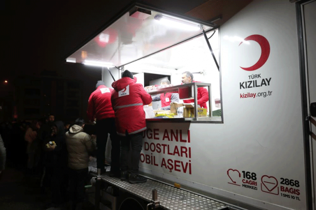 Foto - Kızılay’ın sevk ettiği 10 bin kişilik çadırlar kurulmaya başlandı