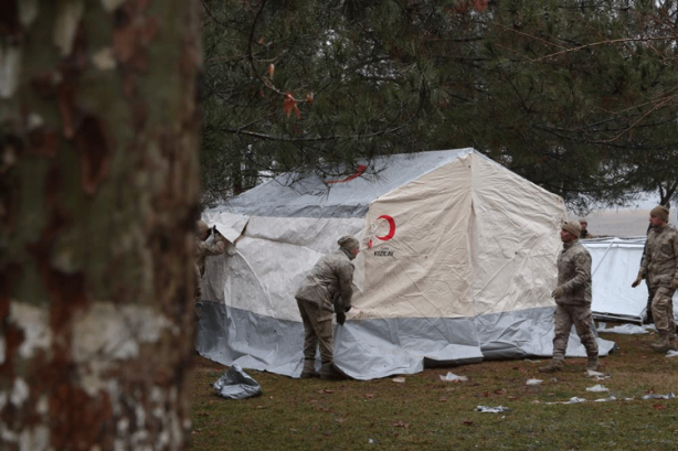 Foto - Kızılay’ın sevk ettiği 10 bin kişilik çadırlar kurulmaya başlandı