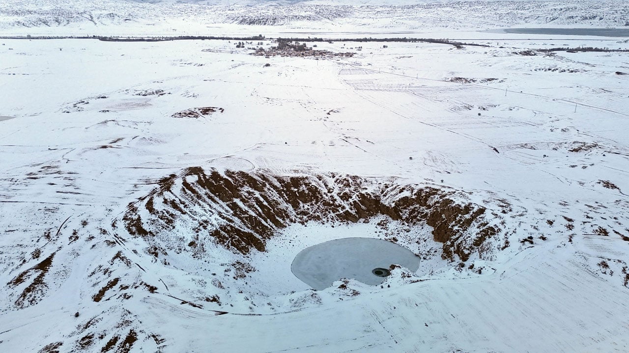 Kızılçan Gölü’nde kartpostallık manzara! Rengiyle ünlü göl buz tuttu