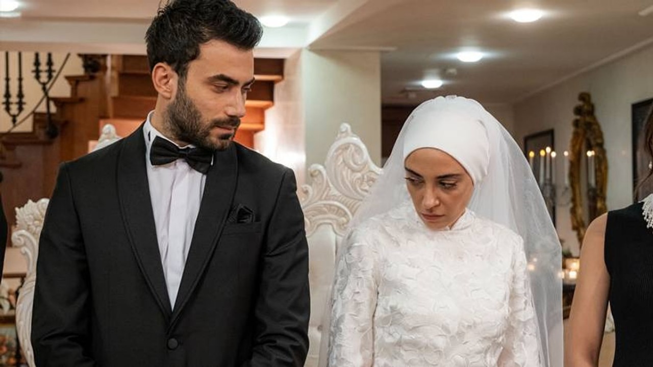 Foto - Kızılcık Şerbeti dizisinde büyük ahlaksızlık! RTÜK göreve! Yayından kaldırılsın