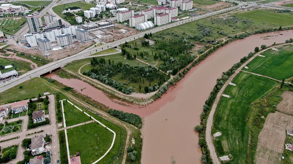 Foto - Kızılırmak'a rengini veren çay coştu