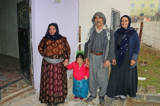 Foto - Kızını 36 senedir sırtında taşıyor